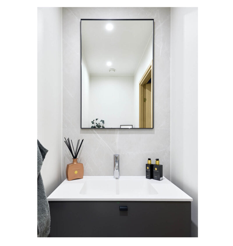 Mirror with black aluminium frame(4mm)