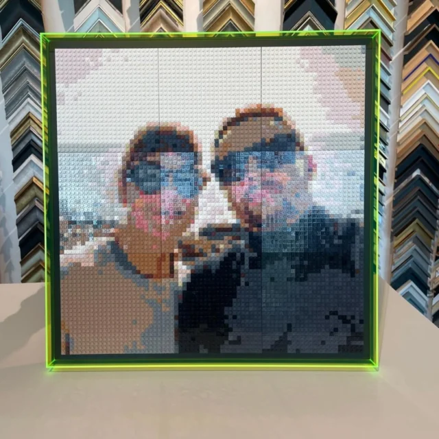 Silmapaistev kunst väärib veelgi julgemat raami!
Meie uuenduslik pildiraam rohelise plastikklaasist servaga toob legodest loodud teose tõeliselt esile.🙌 Kastist välja lahendus, mis köidab iga kunstisõbra pilku.🤩