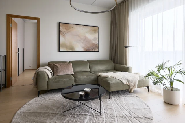 Kaunis maal koos hästi valitud raamiga loob ruumis rahuliku ja tervikliku tunde. Nii sünnib ruum, kus on hea viibida🎨✨

Sisekujunduse ning kunsti autor: Sisearhitekt Carolyna Kodar
📸 Fotograaf: Karl Kasepõld